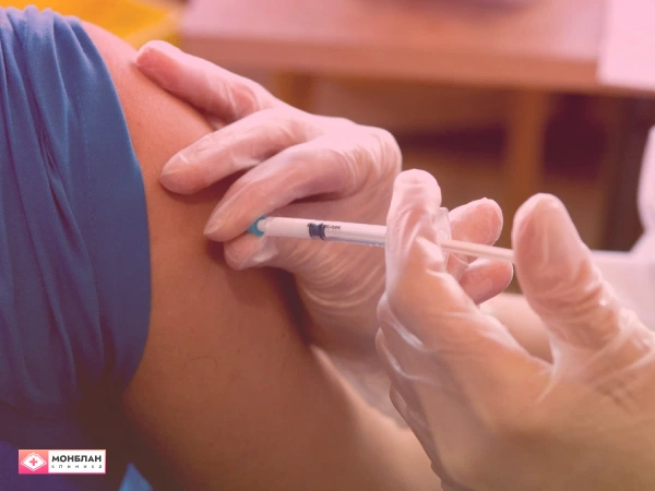 Врач делает укол пациенту Врач делает укол пациенту